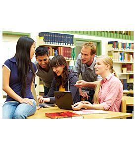 Gruppe Von Studenten Lernt In Einer Bibliothek - ID # 18472300